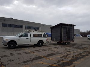 Transport d'une petit cabanon