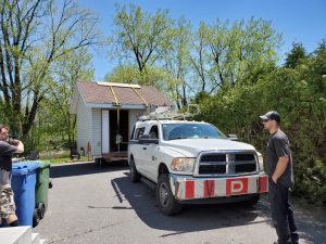 Camion qui déplace un cabanon